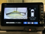リバースギアに入れるだけで後方の表示へ切り替わります。夜間や雨の日の駐車も楽になりますよ。