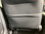 【シートバックポケット】すぐ手に取りたいアイテムをスマートにしまっておけます。限られた空間を有効に活用でき、長距離のドライブでも車内を清潔感のある落ち着いた状態に保ってくれる実用的な機能です。