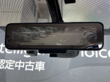 スマートルームミラーも付いています。後方ピラーや荷物、後席に同乗している方や曇りなど視界が遮られた場合でも後方カメラからの映像で安全確認をすることができます。