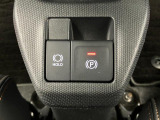 【電動パーキングブレーキ+オートブレーキホールド機能】 指先だけで簡単に操作が可能なパーキングブレーキ、スイッチを押すとブレーキペダルから足を離してもブレーキを保持できるオートブレーキホールド搭載。