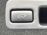 【パワーバックドア】スマートキーや運転席のボタンを押すだけでリアゲートが自動で開閉します!荷物を持っている時や、高い位置にあるバックドアを閉める際に便利な機能です♪
