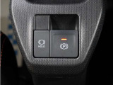 電子制御パーキングブレーキ搭載で指一本で簡単に操作することができます。さらに停車中に、ブレーキペダルを踏み続けなくても、自動的にブレーキを保持する機能である、オートマチックブレーキホールド付きです。