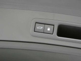 【パワーバックドア】パワーバックドア装着車です。ボタンを押すだけ、力要らずでドアの開閉が可能になります。