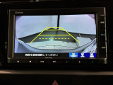 リバースギアに入れるだけで後方の表示へ切り替わります。夜間や雨の日の駐車も楽になりますよ。