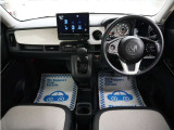 運転にかかわる様々な操作を安全に行えるように視点移動が少なく、操作性に配慮されたスイッチ類が凝縮されたコクピットです。