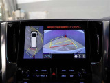 パノラミックビューモニター付きです。車両を上から見たような映像をディスプレイオーディオ画面に表示。運転席からの目視だけでは見にくい、車両周辺の状況をリアルタイムでしっかり確認できます。
