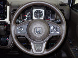 ハンドル左側にはオーディオ操作が出来るオーディオリモートコントロールスイッチ、右側にはHonda SENSINGとオートクルーズコントロールのスイッチを装備!