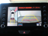 車両を上から見たような映像をディスプレイオーディオ画面に表示するパノラミックビューモニター