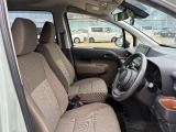 運転席の画像です。足元やシートまわりに余裕があり、リラックスした姿勢で運転が可能です。視界も良好で操作系へのアクセスもしやすく、快適で安心感のあるドライブをサポートします。