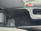 深さがあり手荷物をすっきりと収容できるボックスです。内部には12Vの電源ソケットも親切に完備しています。