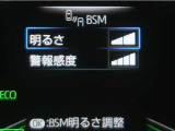 隣車線を走る車両をレーダーで検知し、ドアミラーでは確認しにくい後側方エリアに存在する車両に加え、急接近してくる車両も検知します。車両を検知するとドアミラーに搭載されたLEDインジケーターが点灯します。