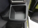 カップホルダーは運転席や助手席からちょうど手の届く位置です!!