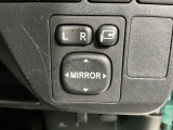 狭い駐車場で便利な電動格納ドアミラーが付いています。