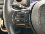 ステアリングにオーディオ操作スイッチが付いています。オーディオ画面に直接タッチしなくても操作が出来ますので、運転に集中できます。