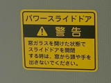最も気になる室内は、特にこだわってクリーニングしております。マットやシートだけではなく、エアコンの吹き出し口やドアノブの隙間など、様々なブラシや道具を使い分けて、隅々までクリーニングしております。