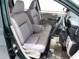 運転席はアームレスト付のベンチシートタイプとなります!