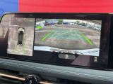 【アラウンドビューモニター】上空から見下ろしているかのような映像を映し出して周囲を確認し、スムーズな駐車をアシスト。状況に応じてルームミラーの大型モニター表示の切り替えができます音符