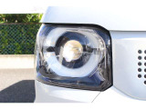 ヒトの瞳を思わせるフルLEDヘッドライトは、奥行き感ある立体的な造形を採用。