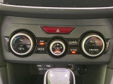 【左右独立型フルオートエアコン】運転席と助手席でそれぞれお好みの温度に設定可能。同乗者にも配慮した、快適な空調をお届け致します。