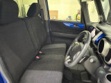 すわり心地の良い運転席・助手席です。長時間のドライブの疲れ軽減に貢献します。どうぞ快適なドライブを♪