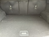 ラゲッジルーム内の凹凸をなくす事でスッキリした広がりを造りだし、荷物がスムーズに出し入れできる気持ちよさ、使い易さを実現!