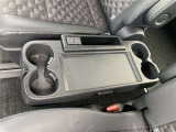 2列目の真ん中にはドリンクホルダーとtypeC付き