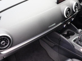 Audi正規ディーラーが高品質をお約束。高度な訓練・教育を受けたAudi専任メカニックが、100項目にもおよぶ精密な点検を実施。すべてクリアしたAudi車だけ、あなたのお手元に届けられるのです