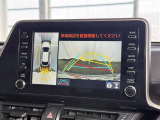 【バックガイドモニター】車両後方の映像をナビ画面に表示し、駐車などの後退操作をサポートします。