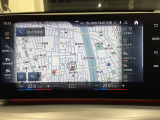 BMWのナビゲーションは操作性も良く、詳細な地図情報と交通状況を見やすく表示し、快適なドライビングをサポートしながら目的地までナビゲートします。