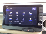 HondaCONNECT対応の便利なナビディスプレー。お持ちのスマートフォンと連携して、ナビやBluetoothでの音楽再生が可能です。デザインはもちろん、操作性も良好です。