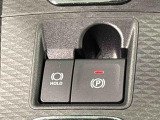 指先だけで簡単に操作が可能な電動パーキングブレーキを採用。「HOLD」スイッチを押すと、渋滞や信号待ちなどでブレーキペダルから足を離しても、ブレーキを保持するので安心です