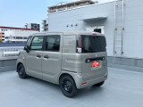 左斜め後ろからの特徴的なフォルム。狭い路地裏でも運転しやすそうな小回りが利くコンパクトボディ♪
