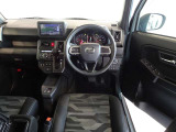 革巻きステアリングで快適な操作性の運転席です。