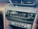 【オートエアコン】「AUTO」スイッチを押すだけで、冷暖房の切り替えや風量、吹き出し口の調整などを自動で行います。