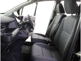 高いホールド性で運転姿勢が安定します。長距離ドライブでも疲れにくいのが魅力です。快適なドライビングライフをお送りください♪