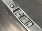 【電動格納ミラー】サイドミラーは電動格納式となっており、狭い駐車場でもキズがつくリスクを抑えられます。