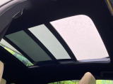 【サンルーフ】開放感たっぷりの希少装備、サンルーフが装着されています!車内に明かりを取り入れたり景色を楽しむ以外にも、車内の空気も簡単に換気できて快適です!