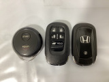 スマートキー付きですからドアロックの開閉およびエンジンスタートが楽々です。電動スライドドアの開け閉めもボタンで操作できます。加えて、純正リモコンエンジンスターター用の操作キーもついています。