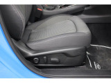 運転席10ウェイパワーシート。前後スライド、前チルト、シートリフター、リクライニング、ランバーサポートの調整を電動化。最適なポジションを提供します。