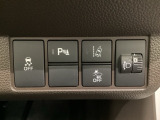 ハンドルの右側にはヘッドライトレベライザーとHondaセンシング用のメインスイッチがついています。ヘッドライトレベライザーは道路状況や積荷の加重に応じてライトの高さを調節できます。