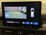 リバースギアに入れるだけで後方の表示へ切り替わります。夜間や雨の日の駐車も楽になりますよ。