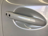 スマートキーを所持している状態でロックボタンを押すと、車両すべてのドアの解錠や施錠を行うことが出来ます。