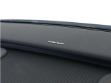 【harman/kardon】5つのスピーカーを内蔵したサウンドバーにより、ドライバーを包み込む音場を実現しました。また、洗練されたミニマルデザインは、キャビンをスタイリッシュに彩ります。