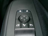 電動格納式ミラーなので、対向車などとのすれ違い時にも便利です。