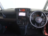 スイッチ類やメーター類を見やすく配置した、直感的で扱いやすいインパネ。初めて運転される方でも、迷わず操作出来る安心設計です。