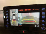 【パノラミックビューモニター】映像で、見づらい車両周辺の確認をアシスト。クルマを真上から見ているような映像を表示。 運転席から確認しにくい車両周囲の状況を把握。