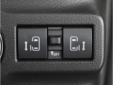 【両側電動スライドドア】ボタンを押すだけでスライドドアの開閉が可能。もちろんキーからの操作も可能。お子様を抱いている時・両手いっぱいの荷物を持ってる時など非常に役立ちます。