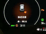 パーキングセンサーシステムは走行中に障害物が迫ると音と表示でお知らせ、低速走行時時の安心感を高めます