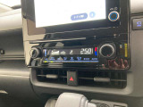 オートエアコンは温度を設定するだけで、自動で風量などを設定してくれます。運転しながら操作も必要ないので、安全性も向上します。