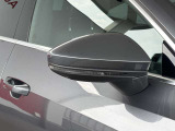 ●アウディサイドアシスト『後方の死角を並走する車両を検知しドアミラーの内側のLEDが点灯。ドライバーに注意を促し事故を未然に防ぐシステムです。』